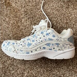 LAST CHANCE Easy Spirit lightweight floral sneakers